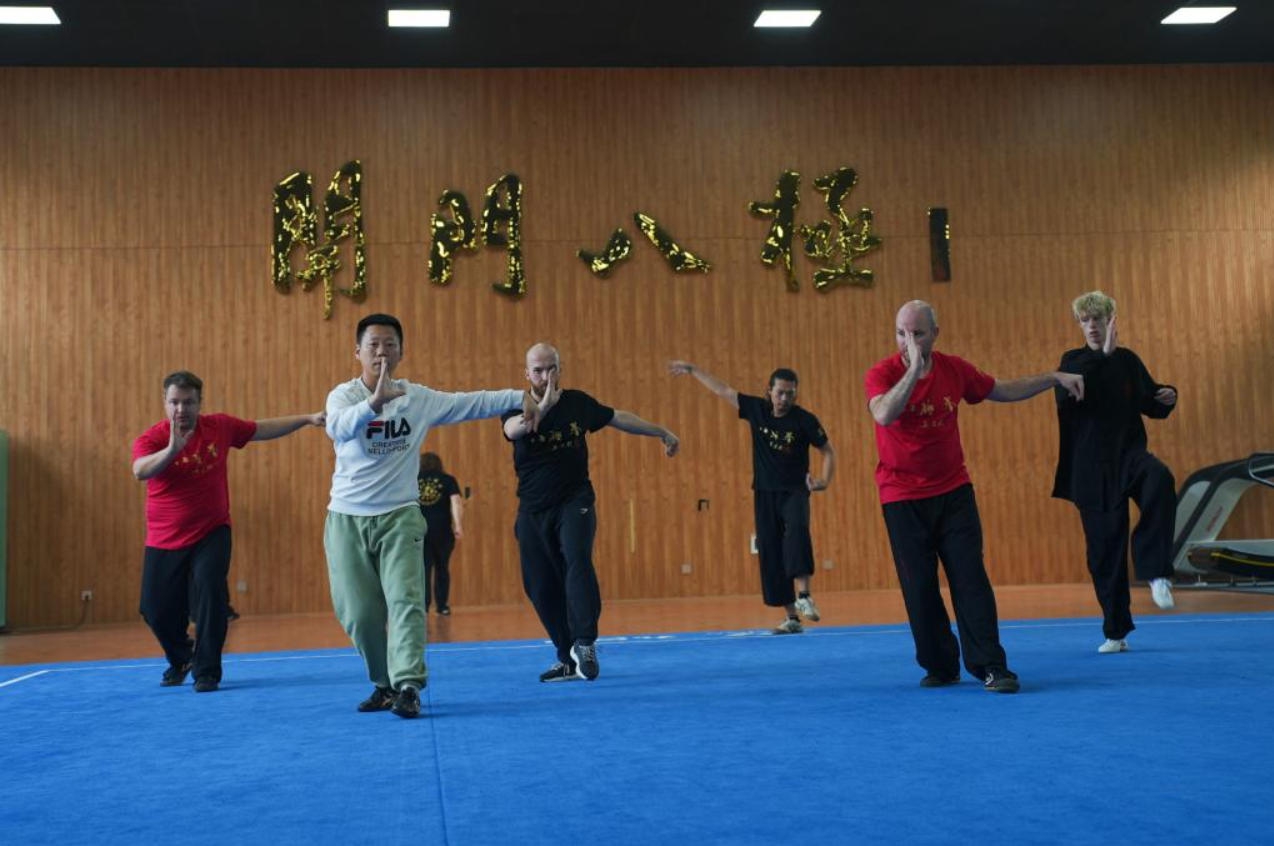 比利時八極拳愛好者河北孟村習(xí)武